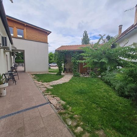 Kossuth Apartmanhaz Tata Zewnętrze zdjęcie