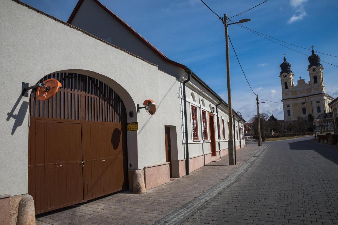 Kossuth Apartmanhaz Tata Zewnętrze zdjęcie