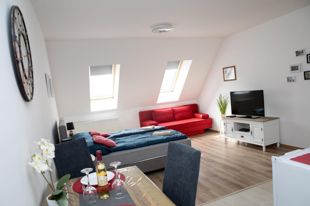Kossuth Apartmanhaz Tata Zewnętrze zdjęcie