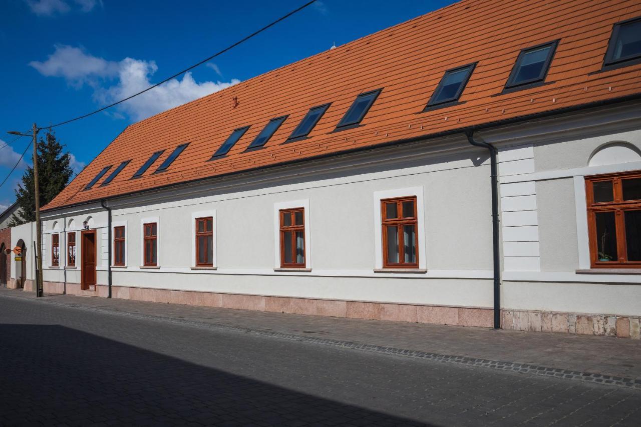 Kossuth Apartmanhaz Tata Zewnętrze zdjęcie