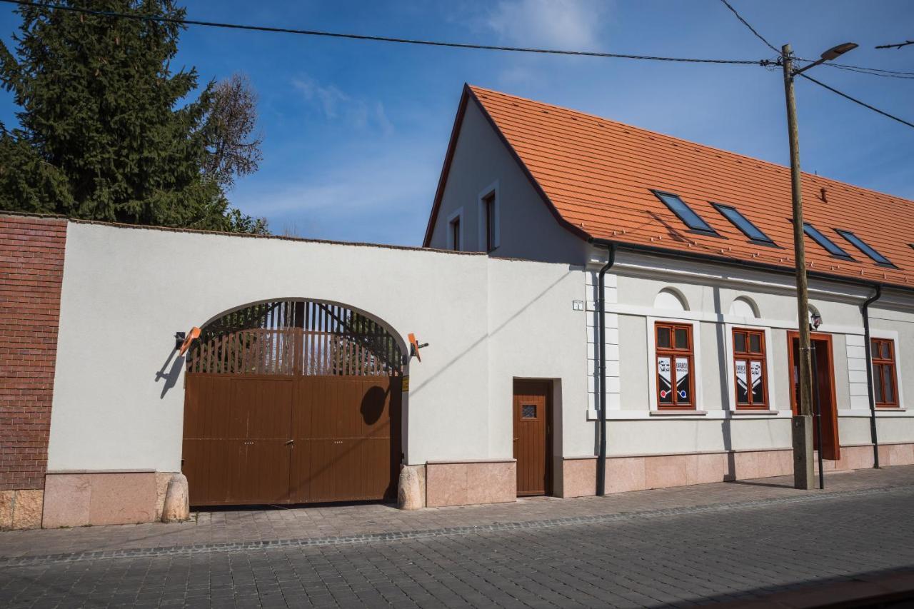 Kossuth Apartmanhaz Tata Zewnętrze zdjęcie