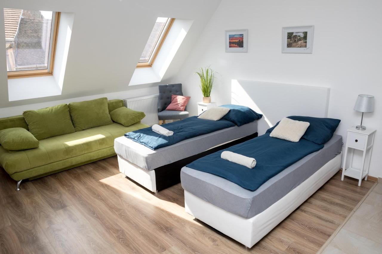 Kossuth Apartmanhaz Tata Zewnętrze zdjęcie