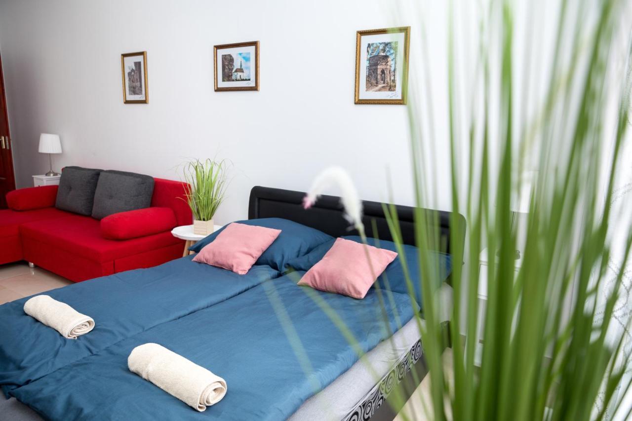 Kossuth Apartmanhaz Tata Zewnętrze zdjęcie