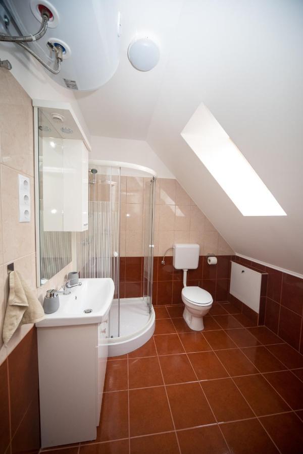Kossuth Apartmanhaz Tata Zewnętrze zdjęcie