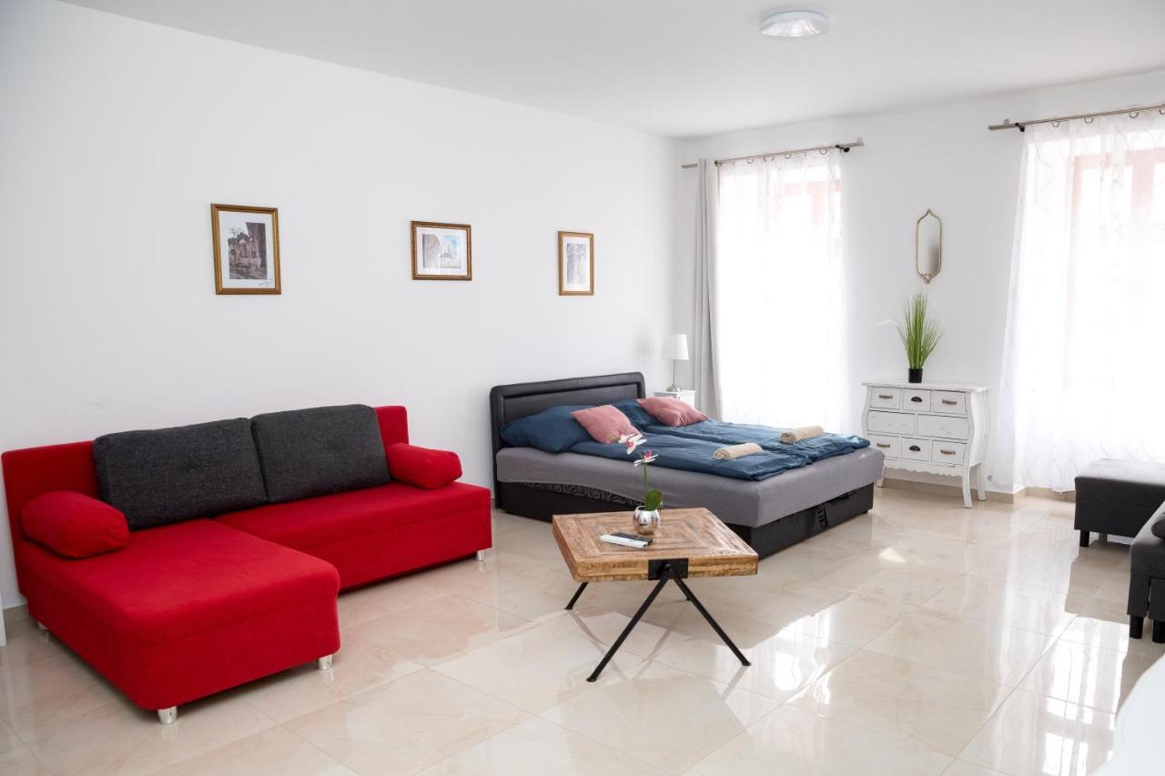 Kossuth Apartmanhaz Tata Zewnętrze zdjęcie