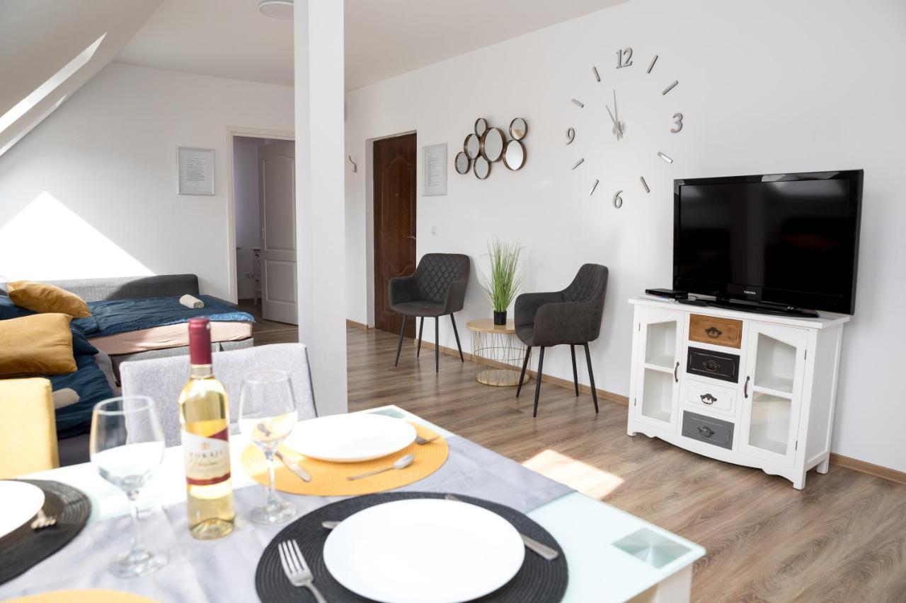 Kossuth Apartmanhaz Tata Zewnętrze zdjęcie