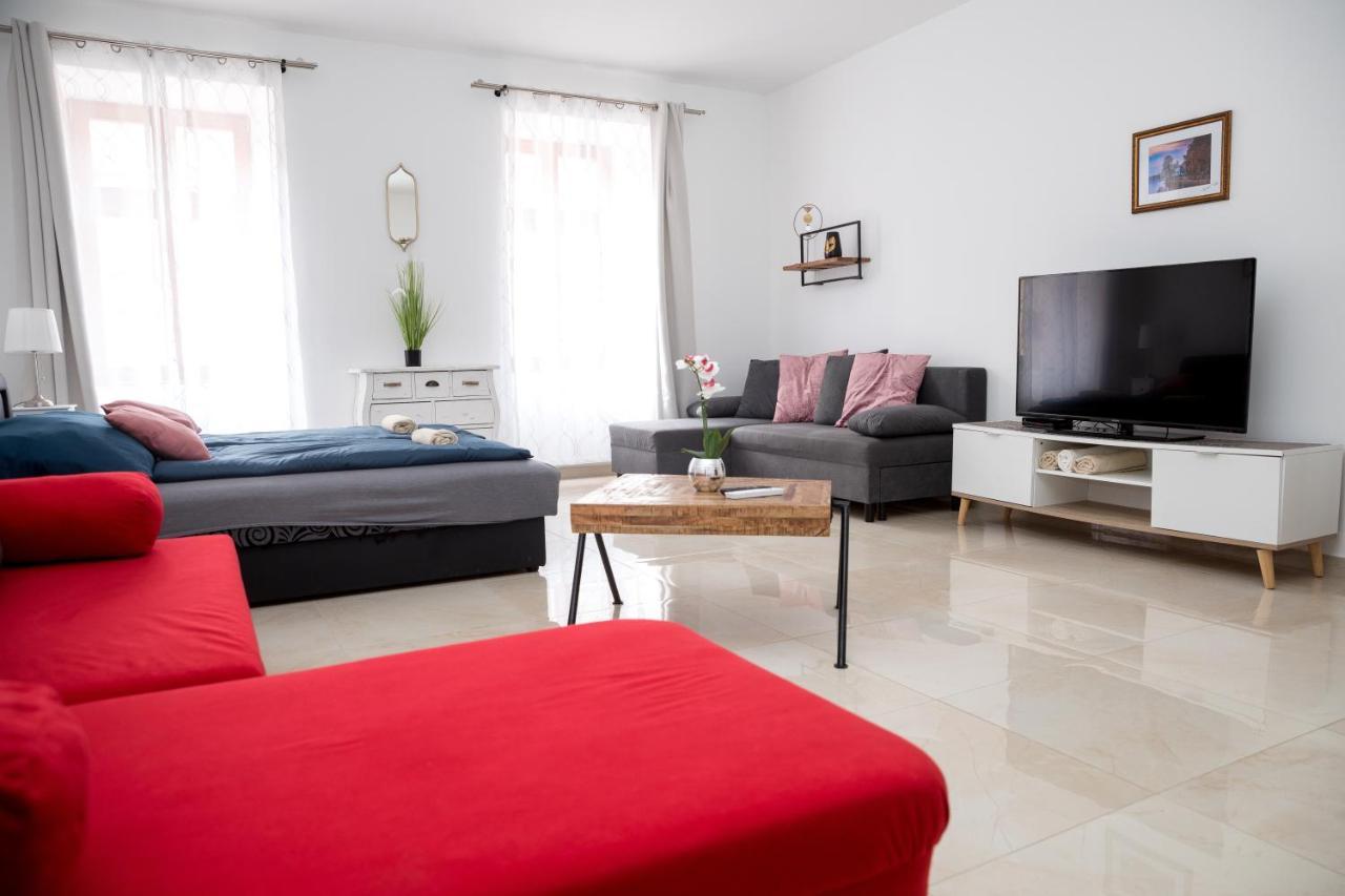 Kossuth Apartmanhaz Tata Zewnętrze zdjęcie