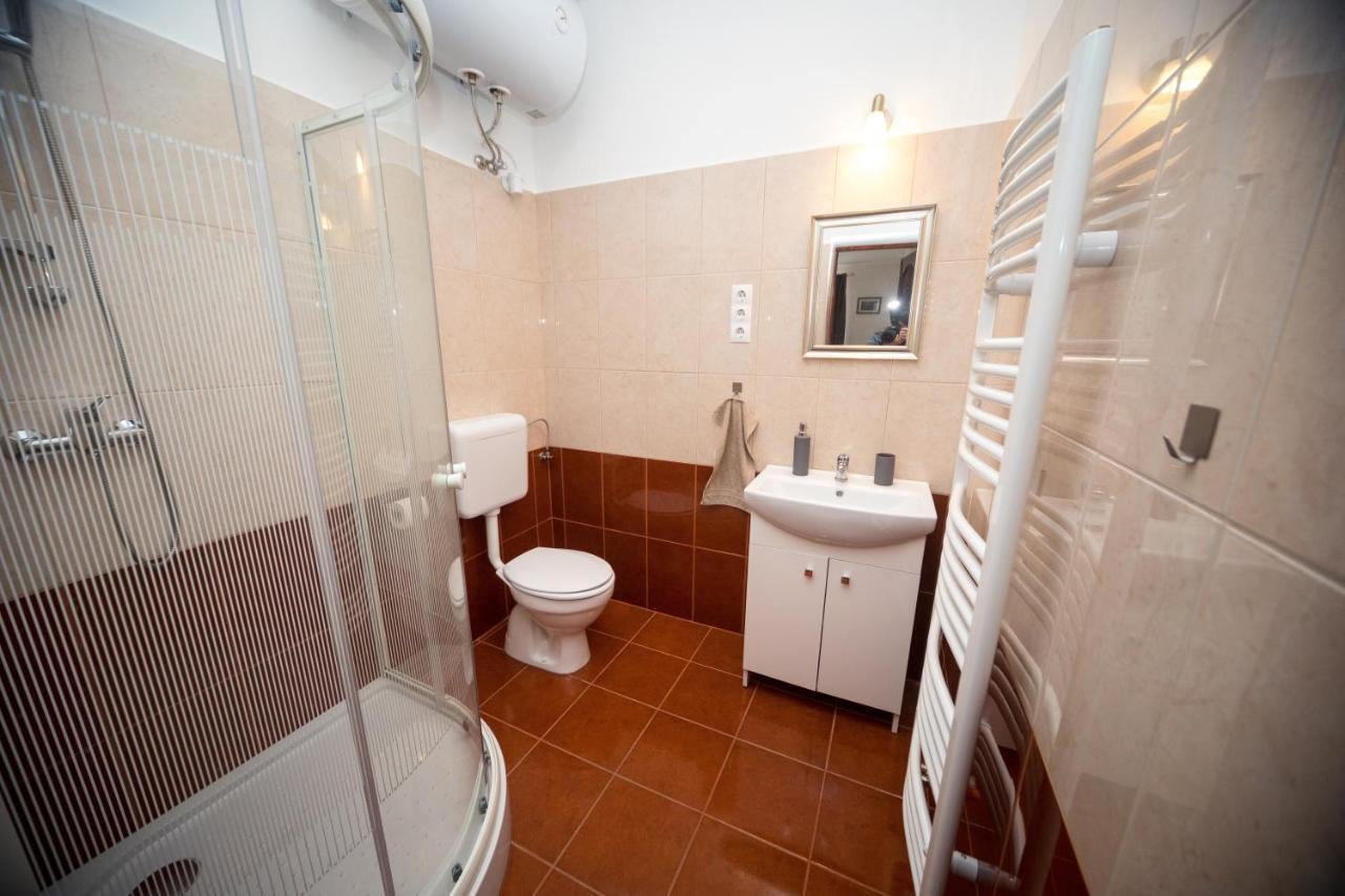 Kossuth Apartmanhaz Tata Zewnętrze zdjęcie