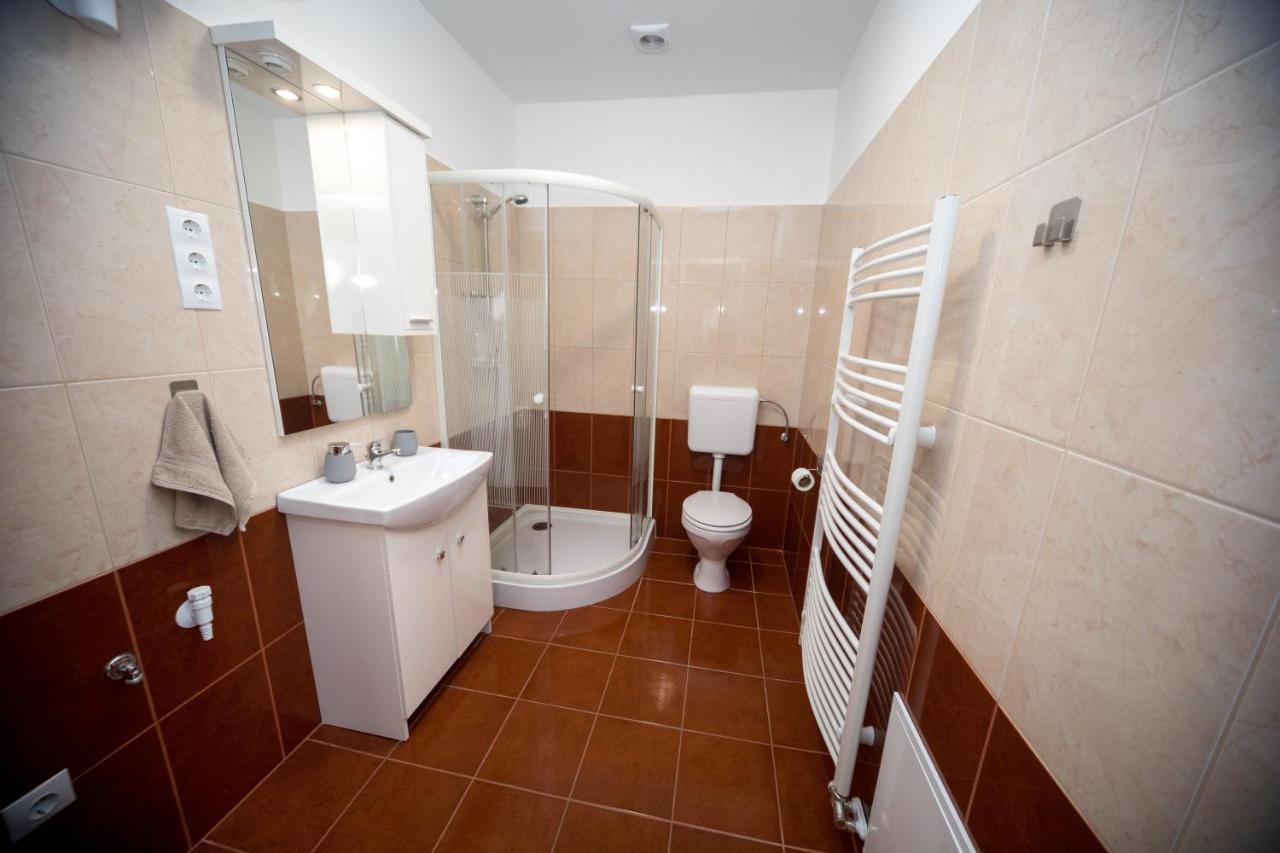 Kossuth Apartmanhaz Tata Zewnętrze zdjęcie