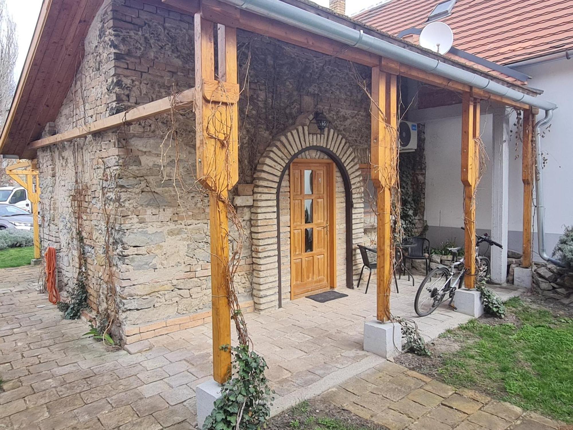 Kossuth Apartmanhaz Tata Zewnętrze zdjęcie