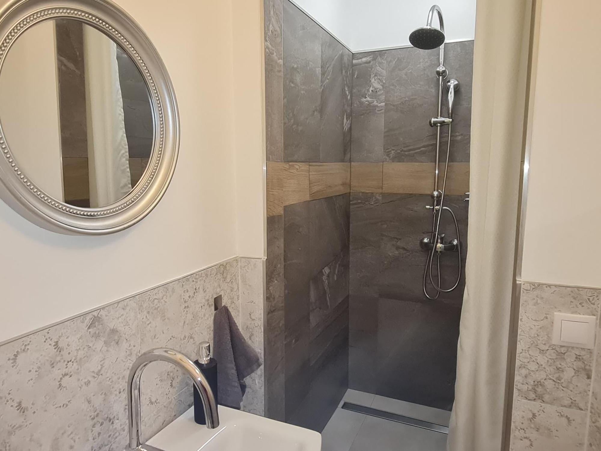 Kossuth Apartmanhaz Tata Zewnętrze zdjęcie