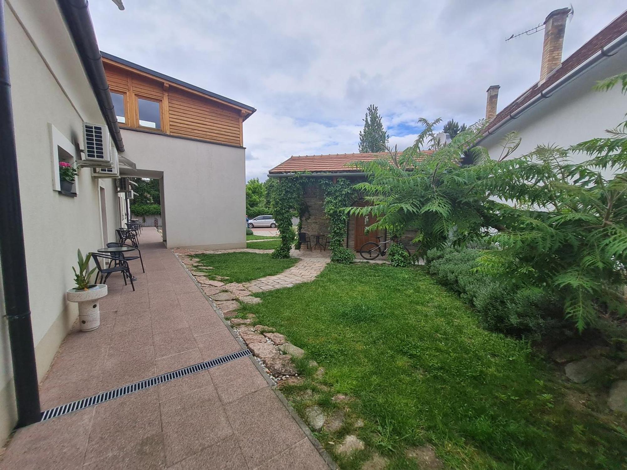 Kossuth Apartmanhaz Tata Zewnętrze zdjęcie
