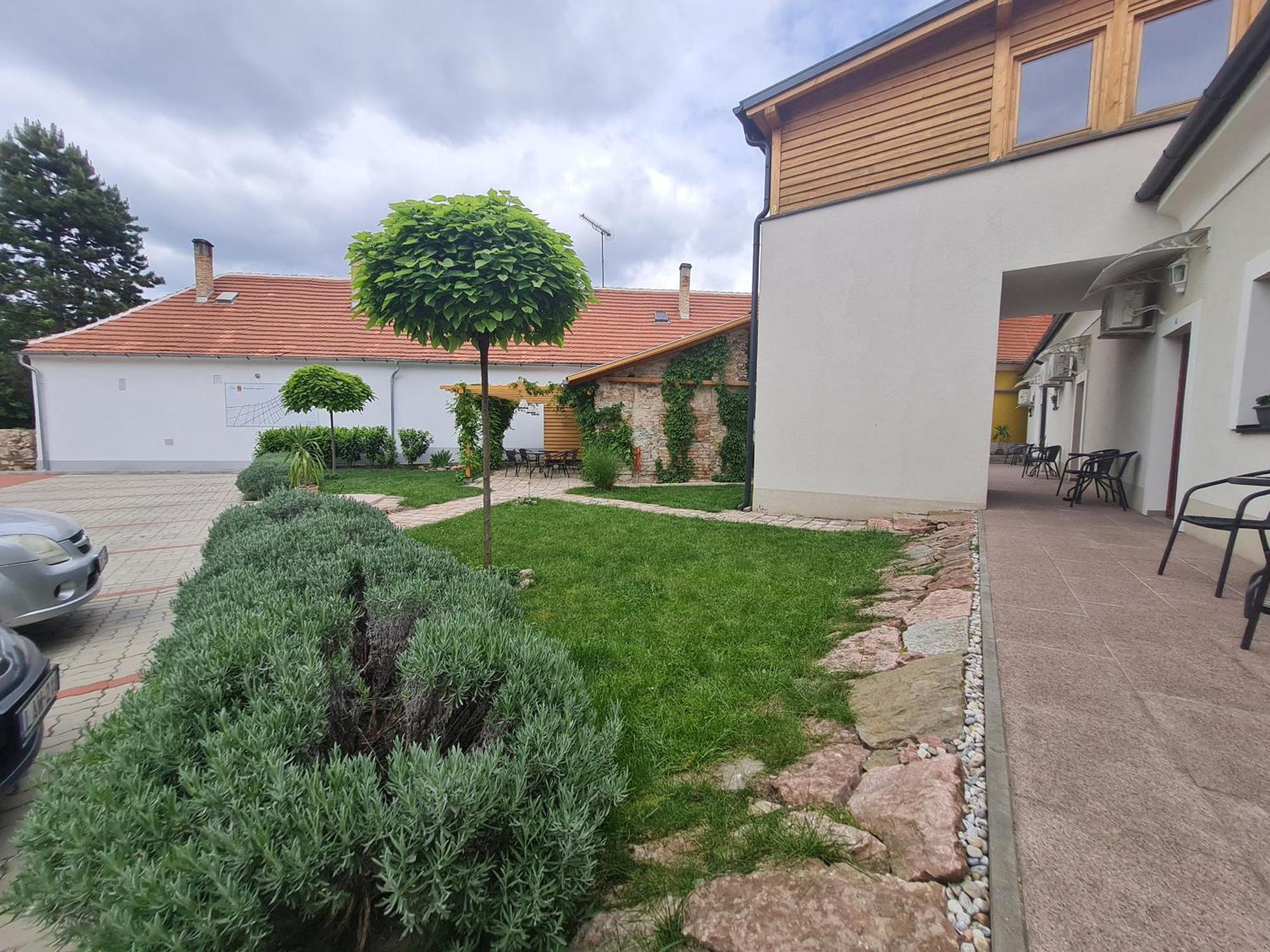 Kossuth Apartmanhaz Tata Zewnętrze zdjęcie