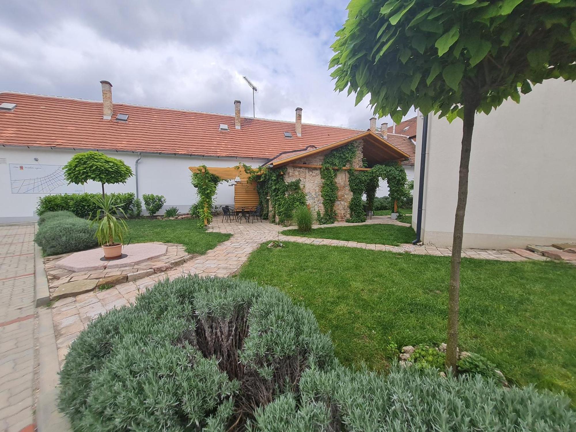 Kossuth Apartmanhaz Tata Zewnętrze zdjęcie