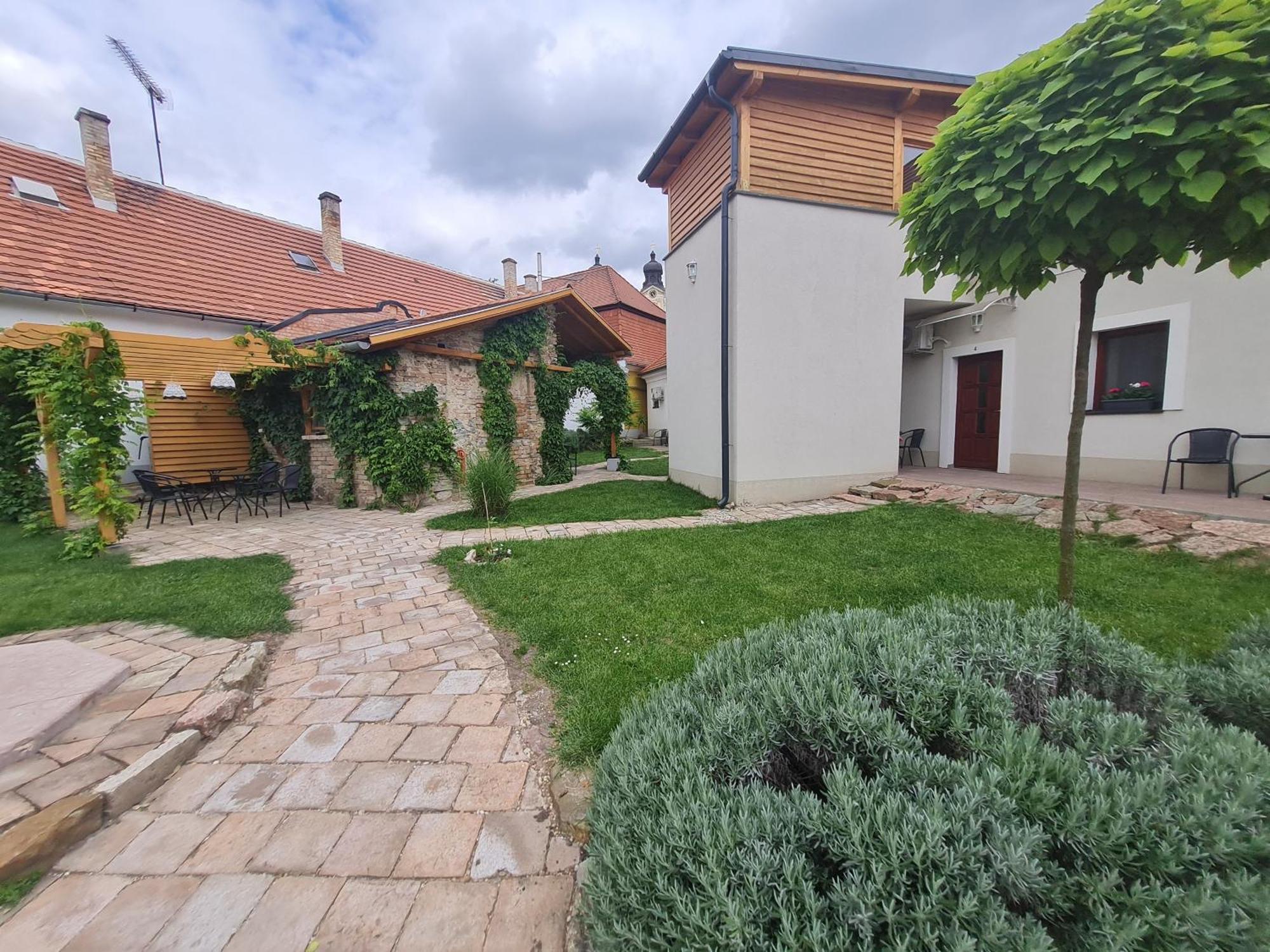 Kossuth Apartmanhaz Tata Zewnętrze zdjęcie