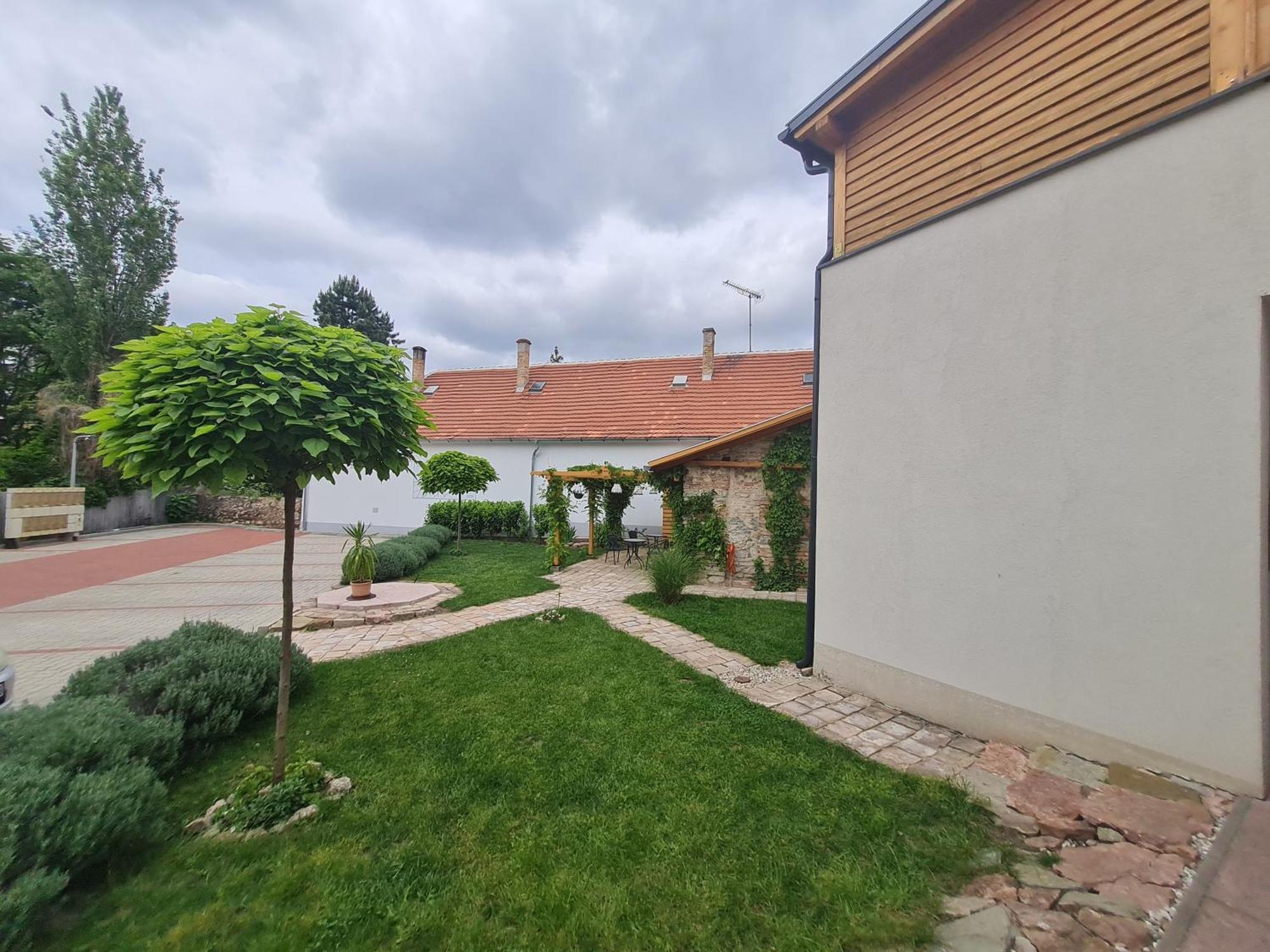Kossuth Apartmanhaz Tata Zewnętrze zdjęcie